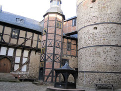 Innenhof der Burg Falkenstein mit aus Stein und Fachwerk errichteten Gebäuden