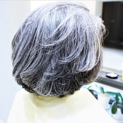 グレイヘアにはパーマが似合います。