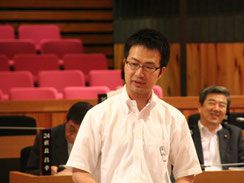 質問する私、議会事務局提供