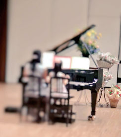 さいたま市北区にあるプラザノースホールでの、あらかわ音楽教室 七里スタジオピアノ発表会。講師と小学生女の子（見沼区蓮沼在住）の連弾演奏。