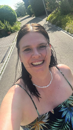 Porträt von Sandra, lachend im Freien