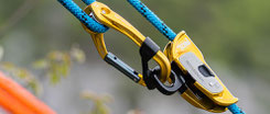 Ein Petzl RESCUCENDER klemmt an einem Seil und dient als Rücklaufsperre