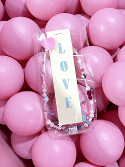 Kreativer Firmenevent Firmenfeier Influenzer Event Schmuck basteln 