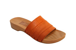 sabots d'été pour femme, sandale cuir et bois de 3 cm de talon. L'originalité du modèle réside dans l'empeigne, constituée de 3 bandes de différents cuirs oranges. 
