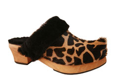 Sabot suédois d'hiver pour femme, en cuir à poils ras motifs girafe, et revers en peau retournée. C'est très chaud, très confortable et peu kitsh avec la pointe qui remonte à l'avant