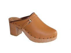 sabot suédois à talon réalisé sur mesure et à la main par Isa, maître artisan sabotier. L'empeigne est en cuir camel, avec une toute petite bride et une petite boucle pour la finition