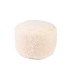 Pouf repose pieds en laine naturelle de mouton de couleur marron clair taille s