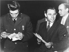 Franz Kössler liefert Elvis ein Telegramm