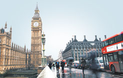 Big Ben von der Brücke aus mit Londoner rotem Bus