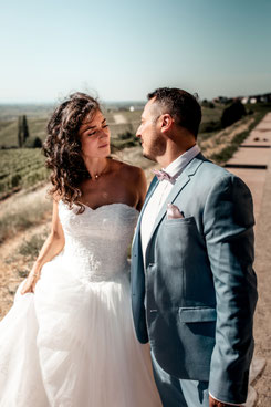 Brautpaar schaut sich an in den Weinbergen bei Edenkoben, After-Wedding-Shooting Villa Ludwigshöhe Südpfalz