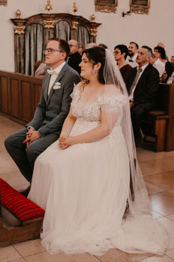 Braut mit Schleier und Bräutigam im Gottesdienst der Dorfkirche Herxheim-Hayna, Hochzeitsfotografin Südpfalz Mona Lena Photography