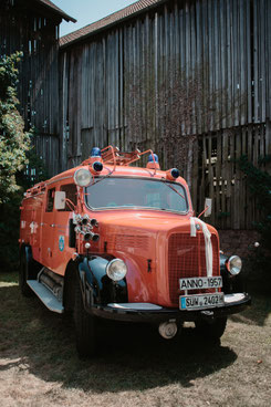 Historisches Oldtimer Feuerwehrauto von 1957 der Feuerwehr Herxheim, Hochzeitsdetail kirchliche Trauung Südpfalz