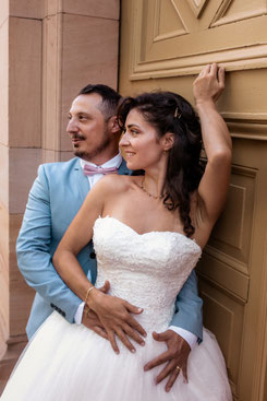 Brautpaar lehnt an historischer Holztür der Villa Ludwigshöhe Edenkoben, After-Wedding-Shooting Südpfalz
