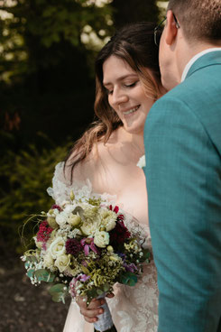 Lächelnde Braut mit üppigem Brautstrauß aus Rosen und Wildblumen, Portrait Shooting Herxheim Südpfalz