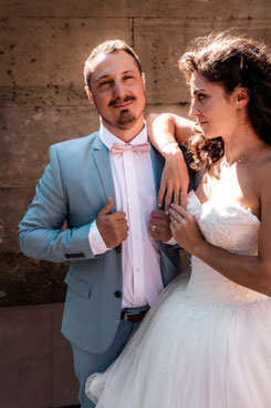 Lachendes Brautpaar beim After-Wedding-Shooting an der Villa Ludwigshöhe Edenkoben, authentische Hochzeitsfotos Südpfalz