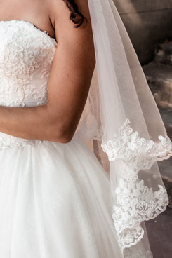 Detailaufnahme Brautkleid mit Spitzenschleier beim After-Wedding-Shooting Villa Ludwigshöhe Edenkoben Südpfalz