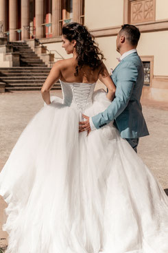 Brautkleid mit Schnürung von hinten vor historischem Portal der Villa Ludwigshöhe Edenkoben, After-Wedding-Shooting Südpfalz