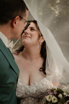 Braut lächelt Bräutigam unter Schleier an, intimes Brautpaar Portrait, Hochzeitsfotografie Südpfalz