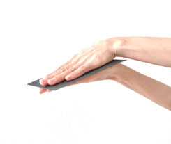 画用紙を両手で挟む