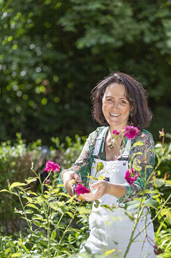 Andrea Kaiser beim Rosen schneiden