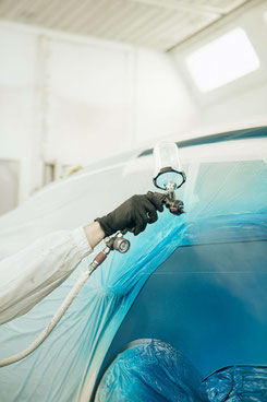 Un de nos domaines d'expertise : la peinture grâce à une équipe formée et qualifiée travaillant avec du matériel de pointe comme un spectrophotomètre pour votre voiture, votre camping-car, votre van aménagé, votre camion aménagé.