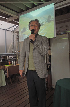 講演会であいさつをする市川 個展 第2会場(オープンテラス)