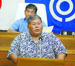 住民投票条例案を発議で提案し、質疑に応じる野党の宮良操氏=26日午前、市議会