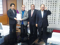 県営住宅の早期建て替えを仲井真知事に要請する中山市長ら=25日、県庁