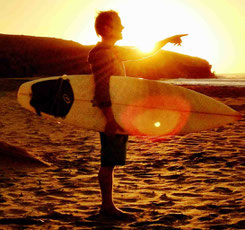 surfgasm - surfnomade - lifetravellerz - sundowner - surfbrett - meer