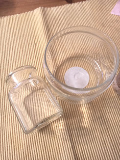 Diese beiden Glasgefäße finde ich zu schade, um sie wegzuwerfen. Aber auch zu fade, um sie nackt zu verwenden