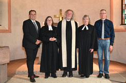 (v.l.n.r.) Der Edertaler Bürgermeister Frederik Westmeier, Pfarrerin Romy Rimbach, Pfarrer Klemens Blum, Dekanin Petra Hegmann, Kirchenvorstandsmitglied Dieter Daude