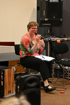 Bischöfin Dr. Beate Hofmann bei der Diskussionsveranstaltung "Zusammenhalten statt Zusammenbrechen" in der Wandelhalle von Bad Wildungen-Reinhardshausen Foto: Rimbach