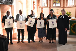 Taschen mit dem Symbol der Kirchenpartnerschaft überreichte Dekanin Petra Hegmann (rechts) an die südafrikanische Delegation mit (von links) Isaac Ntara Bele, Mzwandile Rens, Ralph Sello Kgotle, Gaahele Rebecca Tladiund Mamorake Melitah Kgotle.