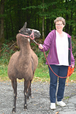 Mit einem Lama unterwegs war Bischöfin Dr. Beate Hofmann nach einem Gespräch bei Vitos in Haina. Foto: Rimbach