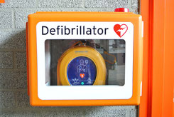 Defibrillatoren wie dieser finden sich deutschlandweit zunehmend in öffentlichen Gebäuden oder auf öffentlichen Plätzen. (Foto: Pixabay)
