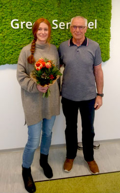 Anton Prelecz (Medienbeauftragter der IBAR) überreichte Martina einen wunderschönen Blumenstrauß und ein schönes Dankeschön für die Arbeiten an der Webseite