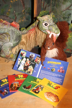 Eichhörnchen Nuxi und Drache Funki mit den ersten 4 CDs vom Märchenhörnchen - Marionettentheater Märchen an Fäden