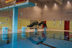 Oberst Geßner (rechts) Oberstleutnant Schweda (links) sind die ersten Schwimmer im Bad. 