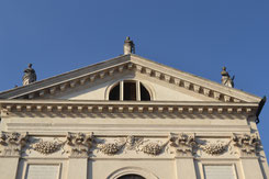 La semplice facciata di Santa Caterina