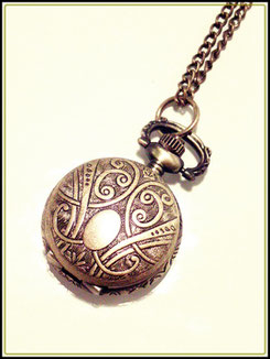 Uhr mit Oval auf dem Deckel