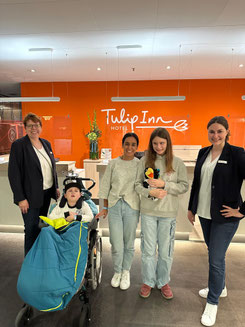 Melissa Ortiz Goméz mit 2 NCL betroffenen Kindern und der Hotelleitung des Tulip Inn