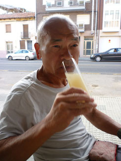 Iguchi beim Pastis trinken