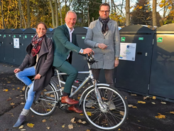Menschen vor Fahrradboxen