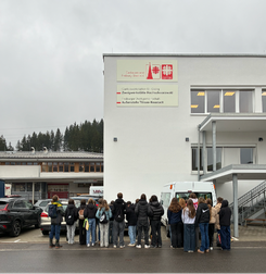 Bild der Caritaswwerkstätte St. Georg in Titisee-Neustadt, Schüler:innen, die davor stehen