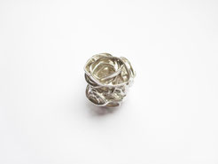 Une boule composée de spirales est vue de dessus, c'est une bague.