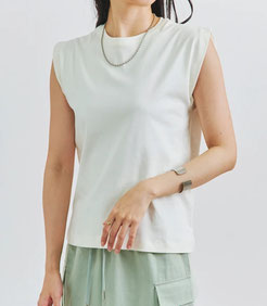 肩タックのノースリ タンクトップ 【SALE】1,880円(税込)  ※肩先まであるタックです 