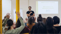 Carsten Wölffling als Speaker bei einem interaktiven Vortrag zur Mitarbeitergesundheit vor einem Unternehmen in Leipzig.