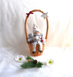 Weihnachtspüppchen grau-weiß im Korb groß