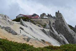 燕山荘とイルカ岩