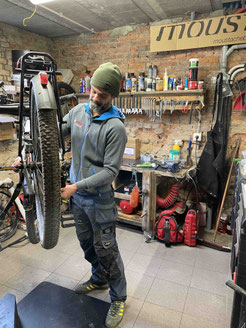 Damien, votre mécanicien également passionné par les vélos Moustache. 